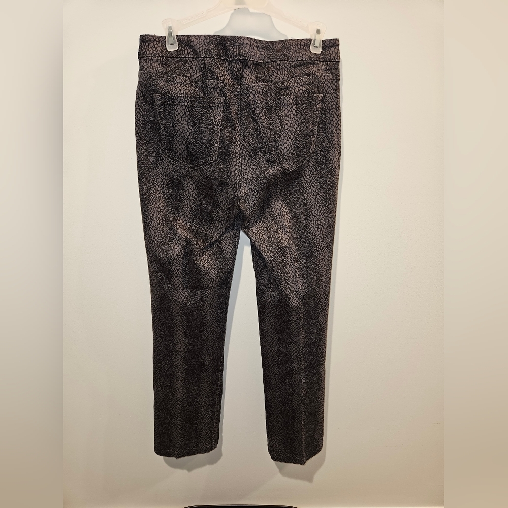Jones New York Jeans - Black and Gray Snakeskin Look Jeans - size 6 - Picture 2 of 9